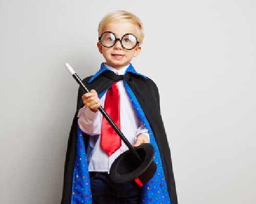 Enfant déguisé en magicien avec cape, baguette et chapeau lors d'un spectacle de magie Anni-Zen